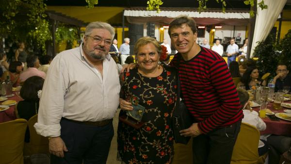 El traumatólogo Javier Castilla, la comunicadora Inmaculada Urbano y el cantante Javier Ojeda. El traumatólogo Javier Castilla, la comunicadora Inmaculada Urbano y el cantante Javier Ojeda.