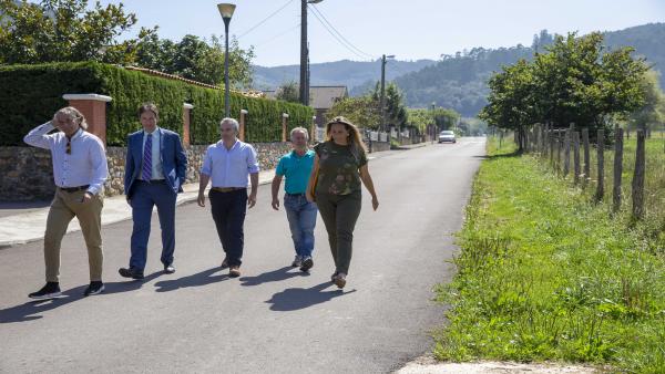 El consejero de Obras Públicas, Ordenación del Territorio y Urbanismo, José Luis Gochicoa, visita varias pavimentaciones cofinanciadas por el Gobierno de Cantabria en Guriezo El consejero de Obras Públicas, Ordenación del Territorio y Urbanismo, José Luis Gochicoa, visita varias pavimentaciones cofinanciadas por el Gobierno de Cantabria en Guriezo