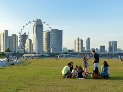 Jóvenes en el césped en Singapur