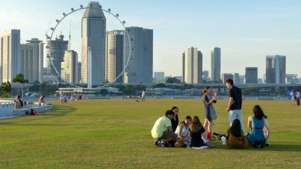 Jóvenes en el césped en Singapur Jóvenes en el césped en Singapur