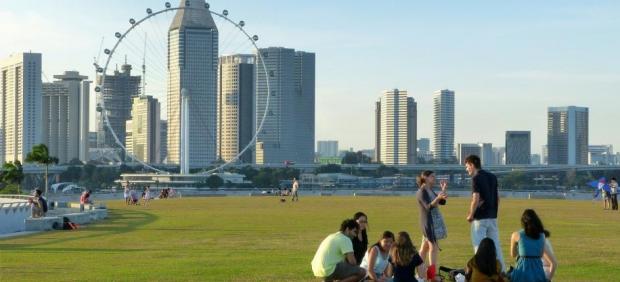 Jóvenes en el césped en Singapur
