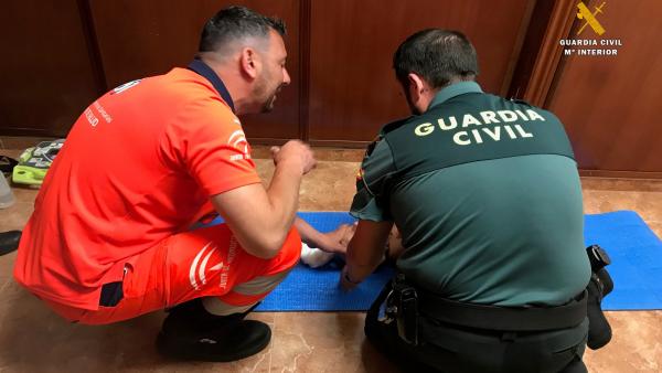 Un agente de la guardia civil málaga recibe formación de 061 sobre desfibrilador Un agente de la guardia civil málaga recibe formación de 061 sobre desfibrilador