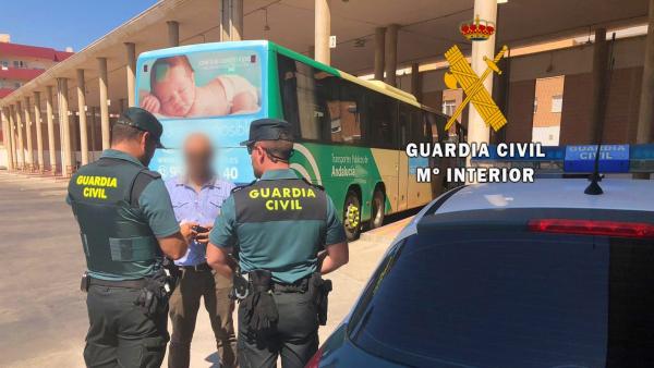 Dos agentes de Guardia Civil en la estación de autobuses de El Ejido (Almería) Dos agentes de Guardia Civil en la estación de autobuses de El Ejido (Almería)