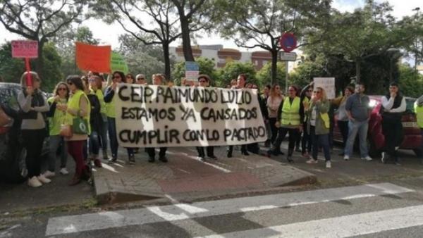 Protesta de las familias del colegio Raimundo Lulio Protesta de las familias del colegio Raimundo Lulio