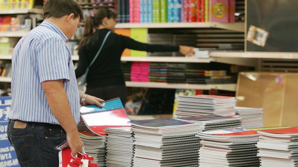 Padres comprando material escolar Padres comprando material escolar