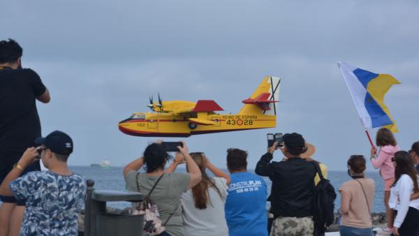 Un grupo de vecinos de Gran Canaria, toman fotos de uno de los hidroaviones que trabajan en las labores de extinción del incendio de la isla. Un grupo de vecinos de Gran Canaria, toman fotos de uno de los hidroaviones que trabajan en las labores de extinción del incendio de la isla.