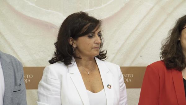 La candidata a la presidencia de La Rioja con el PSOE, Concha Andreu, durante la firma del acuerdo de gobernabilidad entre el PSOE, Podemos-Equo e Izquierda Unida, en el Parlamento de La Rioja. La candidata a la presidencia de La Rioja con el PSOE, Concha Andreu, durante la firma del acuerdo de gobernabilidad entre el PSOE, Podemos-Equo e Izquierda Unida, en el Parlamento de La Rioja.