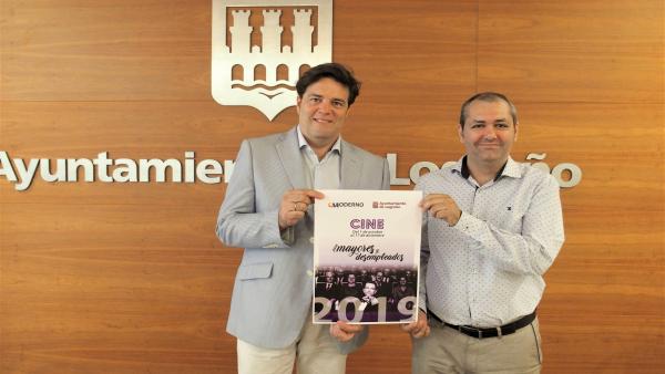 El concejal de Participación Ciudadana, Kilian Cruz-Dunne, y el gerente de los Cines Moderno, Asier Estefanía, antes de la rueda de prensa El concejal de Participación Ciudadana, Kilian Cruz-Dunne, y el gerente de los Cines Moderno, Asier Estefanía, antes de la rueda de prensa