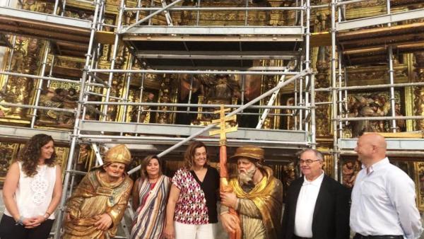 De izquierda a derecha: Carolina Valbuena, Rosa Aldea Ángeles Armisén, José Luis Calvo y Luis Calderón delante del retablo Mayor de San Pedro en Cisneros. De izquierda a derecha: Carolina Valbuena, Rosa Aldea Ángeles Armisén, José Luis Calvo y Luis Calderón delante del retablo Mayor de San Pedro en Cisneros.