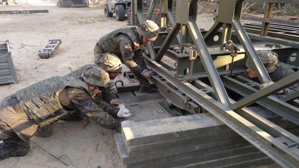 Retira de un puente militar instalado con motivo de la Venida de la Virgen del Rocío. Retira de un puente militar instalado con motivo de la Venida de la Virgen del Rocío.
