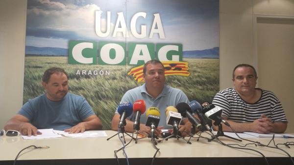 El secretario general de la UAGA, José María Alcubierre, y los co-responsables del Sector Fruta UAGA, Óscar Moret y Alberto Ortego, este viernes en la Oficina Regional de la organización en Zaragoza. El secretario general de la UAGA, José María Alcubierre, y los co-responsables del Sector Fruta UAGA, Óscar Moret y Alberto Ortego, este viernes en la Oficina Regional de la organización en Zaragoza.