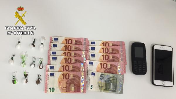 Objetos y dinero recuperados por la Guardia Civil Objetos y dinero recuperados por la Guardia Civil