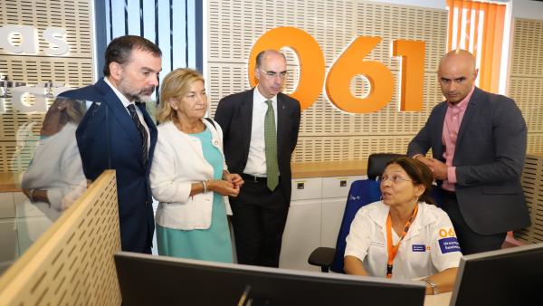 El conselleiro de Sanidade, Jesús Vázquez Almuiña, visita la central de coordinación del 061 en A Estrada. El conselleiro de Sanidade, Jesús Vázquez Almuiña, visita la central de coordinación del 061 en A Estrada.