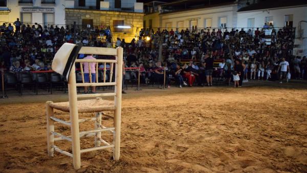Silla y gorro en homenaje a Miguel Nieto en Zalamea de la Serena Silla y gorro en homenaje a Miguel Nieto en Zalamea de la Serena