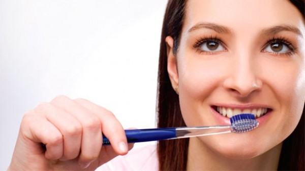 Mujer cepillándose los dientes Mujer cepillándose los dientes