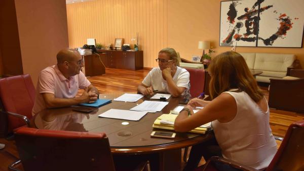 La Alcaldesa de Fuengirola, Ana Mula, en una reunión sobre transportes La Alcaldesa de Fuengirola, Ana Mula, en una reunión sobre transportes