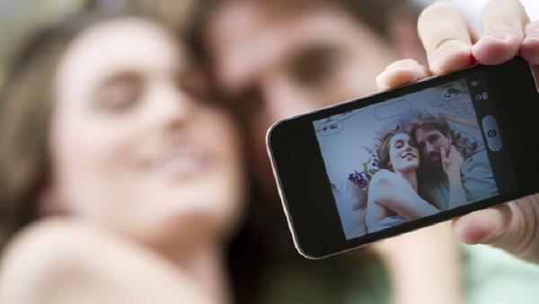 Una pareja se hace un selfie Una pareja se hace un selfie