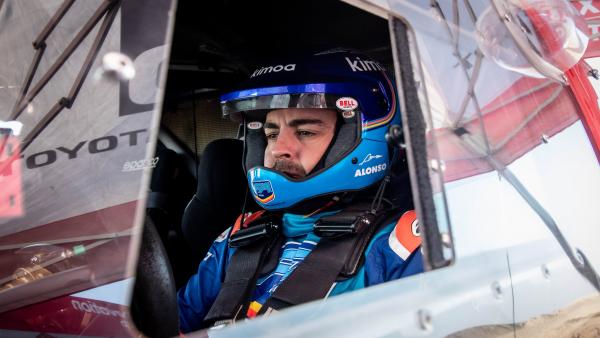 Fernando Alonso al volante del Toyota Hilux Fernando Alonso al volante del Toyota Hilux