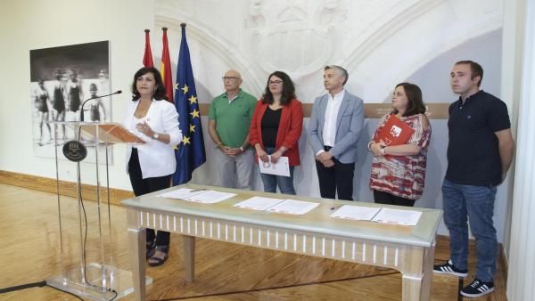 La candidata a la presidencia de La Rioja con el PSOE, Concha Andreu, durante su intervención en la rueda de prensa tras la firma del acuerdo de gobernabilidad entre su partido, Podemos-Equo e Izquierda Unida, en el Parlamento de La Rioja, junto al coordi La candidata a la presidencia de La Rioja con el PSOE, Concha Andreu, durante su intervención en la rueda de prensa tras la firma del acuerdo de gobernabilidad entre su partido, Podemos-Equo e Izquierda Unida, en el Parlamento de La Rioja, junto al coordi