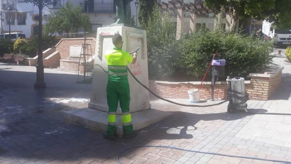 Operario limpia estatua de Almendros Aguilar de Jaén Operario limpia estatua de Almendros Aguilar de Jaén