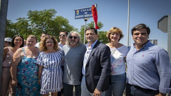 Inauguración y descubrimiento de la calle que llevará el nombre del cantante de rock con raíces bolañegas Rosendo Mercado. Inauguración y descubrimiento de la calle que llevará el nombre del cantante de rock con raíces bolañegas Rosendo Mercado.