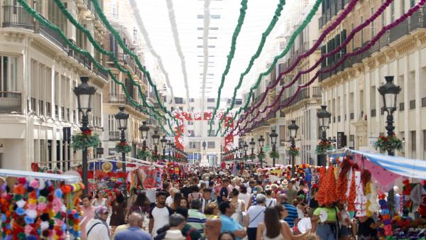 FERIA DE MÁLAGA 2019. Ambiente de la jornada de Jueves de feria en la calle Larios. FERIA DE MÁLAGA 2019. Ambiente de la jornada de Jueves de feria en la calle Larios.
