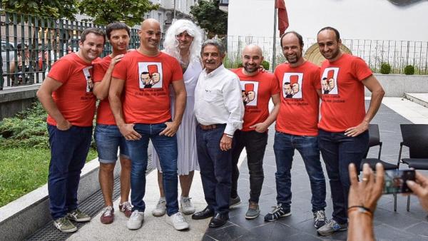 El presidente de Cantabria, Miguel Ángel Revilla, rodeado de un grupo de riojanos de despedida de soltero en Santander El presidente de Cantabria, Miguel Ángel Revilla, rodeado de un grupo de riojanos de despedida de soltero en Santander