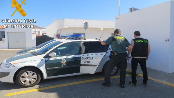 Vehículo de la Guardia Civil Vehículo de la Guardia Civil