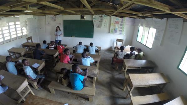 Una voluntaria da clases a niños dentro del proyecto EducaGuinea Una voluntaria da clases a niños dentro del proyecto EducaGuinea