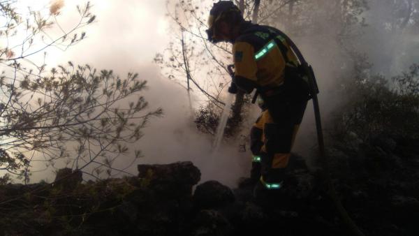 Un agente realiza tareas de extinción de un incendio declarado en Son Quint, Esporlas. Un agente realiza tareas de extinción de un incendio declarado en Son Quint, Esporlas.