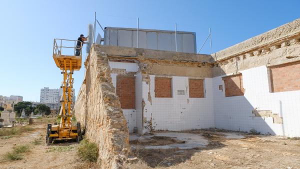 El Ayuntamiento de Cádiz colaca un vallado en un tramo del muro de cerramiento del antiguo cementerio de San José El Ayuntamiento de Cádiz colaca un vallado en un tramo del muro de cerramiento del antiguo cementerio de San José