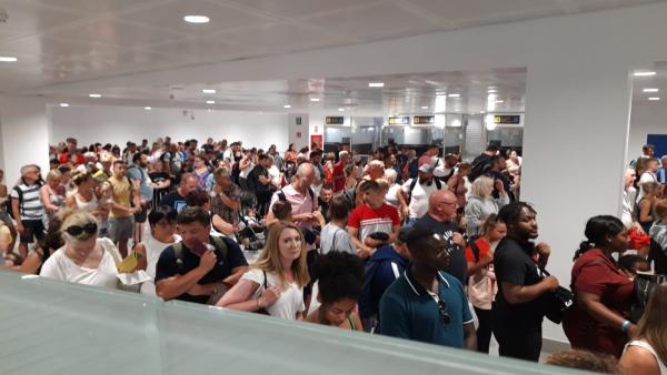 Colas en el control de pasaportes del aeropuerto de Palma. Colas en el control de pasaportes del aeropuerto de Palma.