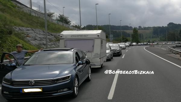 Retenciones en Getxo (Bizkaia) ante la amenaza de un hombre de tirarse por un puente Retenciones en Getxo (Bizkaia) ante la amenaza de un hombre de tirarse por un puente