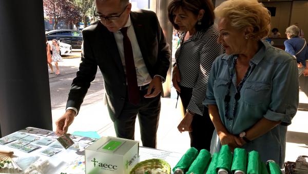 El consejero de Salud, Pablo Fernández Muñiz; la presidenta provincial de AECC en Asturias, Margarita Fuente, y la vicepresidenta de la junta local de AECC de Gijón, Mabel Núñez. El consejero de Salud, Pablo Fernández Muñiz; la presidenta provincial de AECC en Asturias, Margarita Fuente, y la vicepresidenta de la junta local de AECC de Gijón, Mabel Núñez.