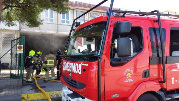 Efectivos de Bomberos de Zaragoza trabajan en la extinción del incendio de una nave de FCC en el Polígono El Pilar. Efectivos de Bomberos de Zaragoza trabajan en la extinción del incendio de una nave de FCC en el Polígono El Pilar.