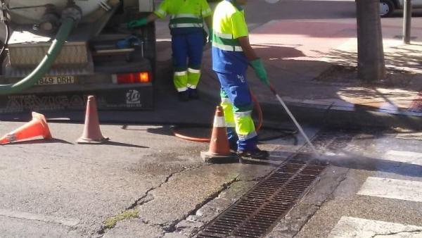 El Ayuntamiento de Jaén refuerza la limpieza de imbornales en zonas claves de la ciudad El Ayuntamiento de Jaén refuerza la limpieza de imbornales en zonas claves de la ciudad