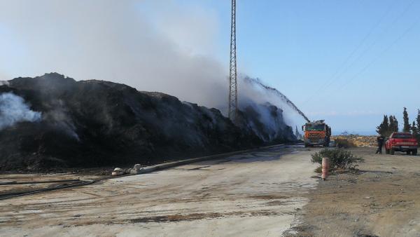 Camión de bomberos refresca la zona del incendio Camión de bomberos refresca la zona del incendio