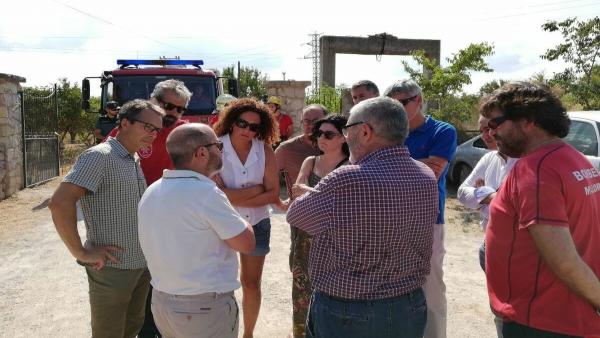 La presidenta del Consell de Mallorca (3i), Catalina Cladera, en el lugar del accidente aéreo entre una avioneta y un helicóptero. La presidenta del Consell de Mallorca (3i), Catalina Cladera, en el lugar del accidente aéreo entre una avioneta y un helicóptero.