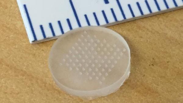 Un nuevo parche de microagujas administra medicamentos a los melanomas en un minuto (la regla está en centímetros). Un nuevo parche de microagujas administra medicamentos a los melanomas en un minuto (la regla está en centímetros).