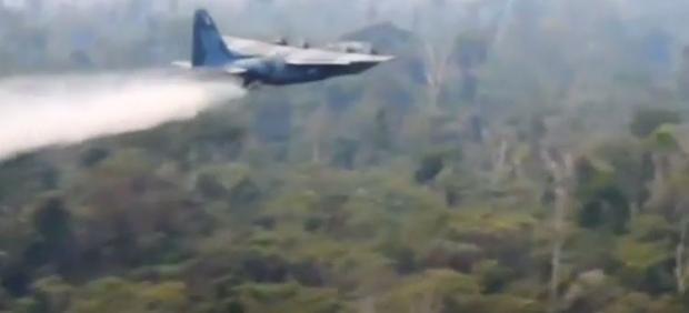 Avión lanza agua en un incendio en la selva amazónica