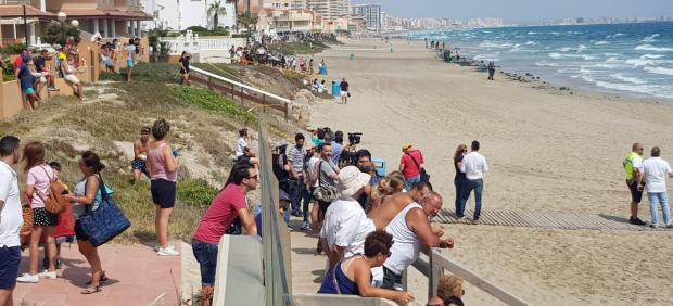 Vecinos y bañistas en La Manga del Mar Menor (Murcia)