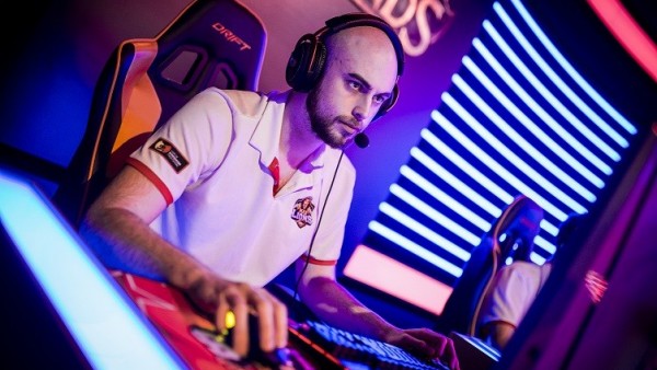 Un 'gamer' profesional de eSports jugando a 'League of Legends' Un 'gamer' profesional de eSports jugando a 'League of Legends'