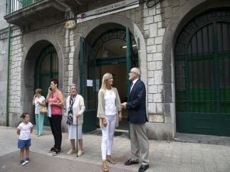El consejero de Sanidad Miguel Rodríguez con la alcaldesa de Castro Susana Herrán