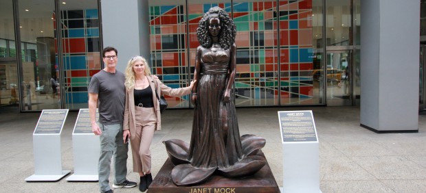 Marc y Gillie Schattner posan junto a una estatua de Janet Mock, una de sus creaciones.