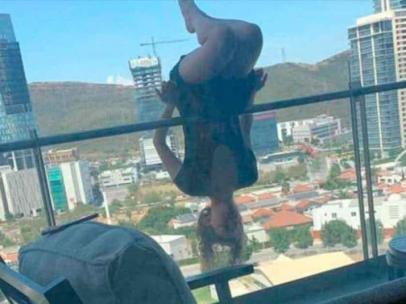 Una joven cae desde un quinto piso. Yoga extremo.