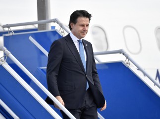 El primer ministro italiano, Giuseppe Conte, aterriza en Biarritz (Francia) para la reunión del G-7