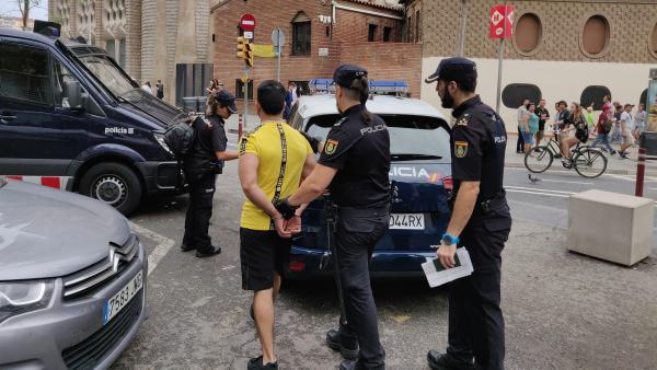 Trasladan a comisaría a 30 posibles carteristas reincidentes del Metro de Barcelona. Trasladan a comisaría a 30 posibles carteristas reincidentes del Metro de Barcelona.