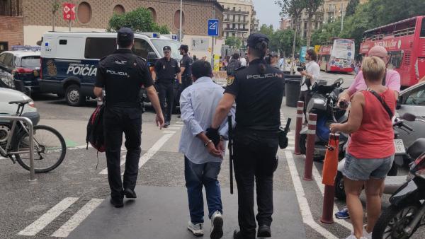 Traslado de una persona identificada en un operativo de Mossos d'Esquadra y Policía Nacional contra carteristas del Metro de Barcelona Traslado de una persona identificada en un operativo de Mossos d'Esquadra y Policía Nacional contra carteristas del Metro de Barcelona