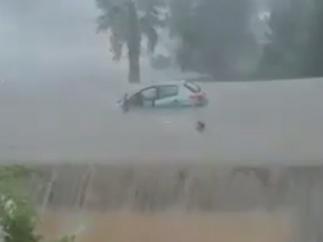 Escapa a nado de su coche