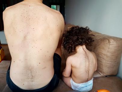 Imagen de la pequeña junto a su padre, Dani